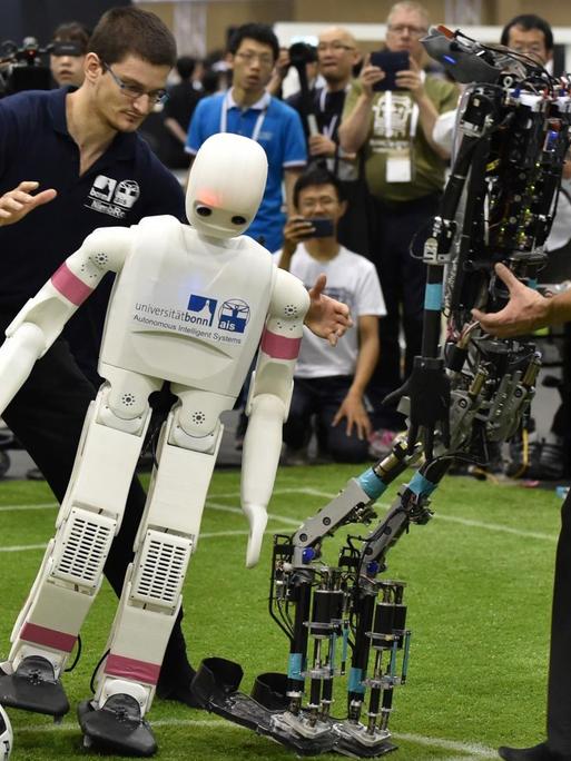 Humanoide Roboter beim Fußball-Spiel während der WM in Japan 2017