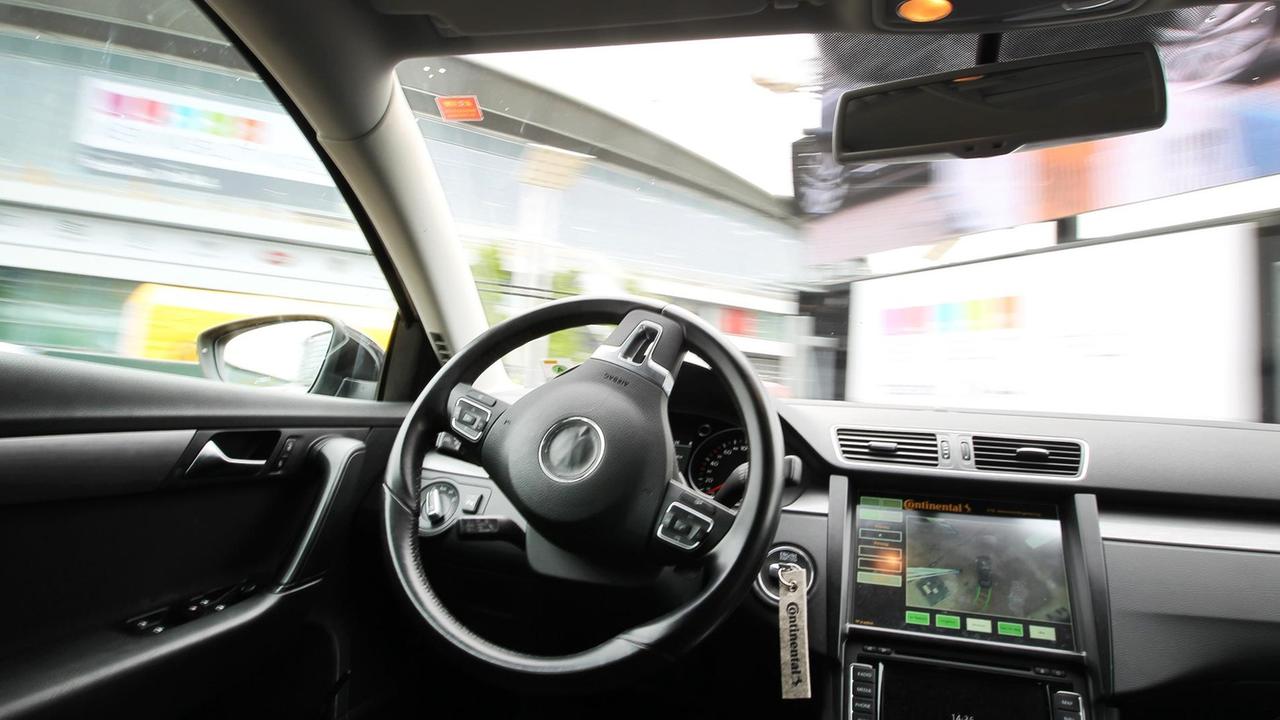 Das Bild zeigt das Cockpit eines autonom fahrenden Autos der Firma Continental auf dem Gelände der IAA in Frankfurt am Main im September 2017.