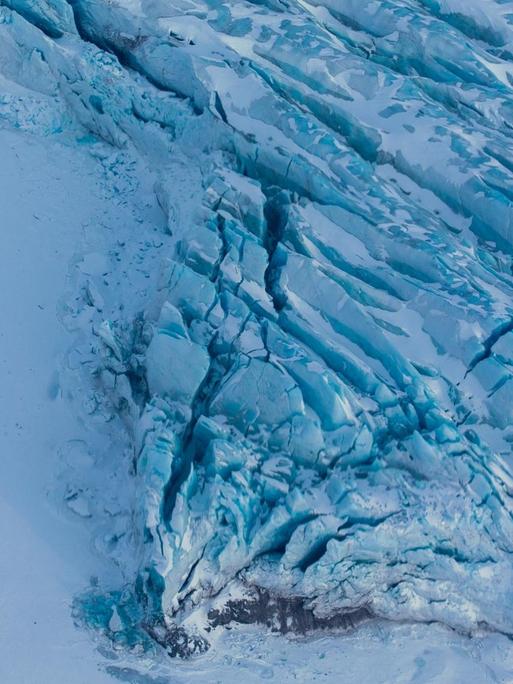 Die Spitze eines Gletschers mit Blauem Eis, aufgenommen am im Kongsfjord bei Ny-Ålesund auf Spitzbergen (Norwegen) vom Flugzeug aus.