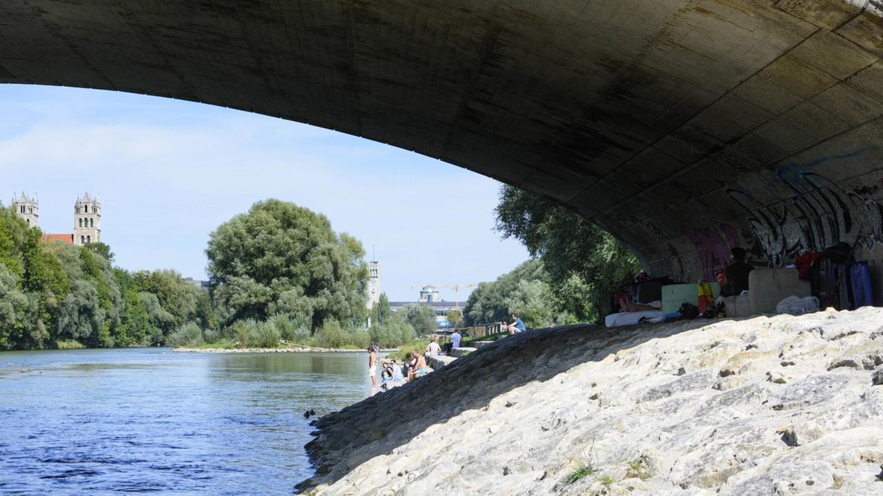 Lager von Obdachlosen unter der Wittelsbacher Brücke an der Isar