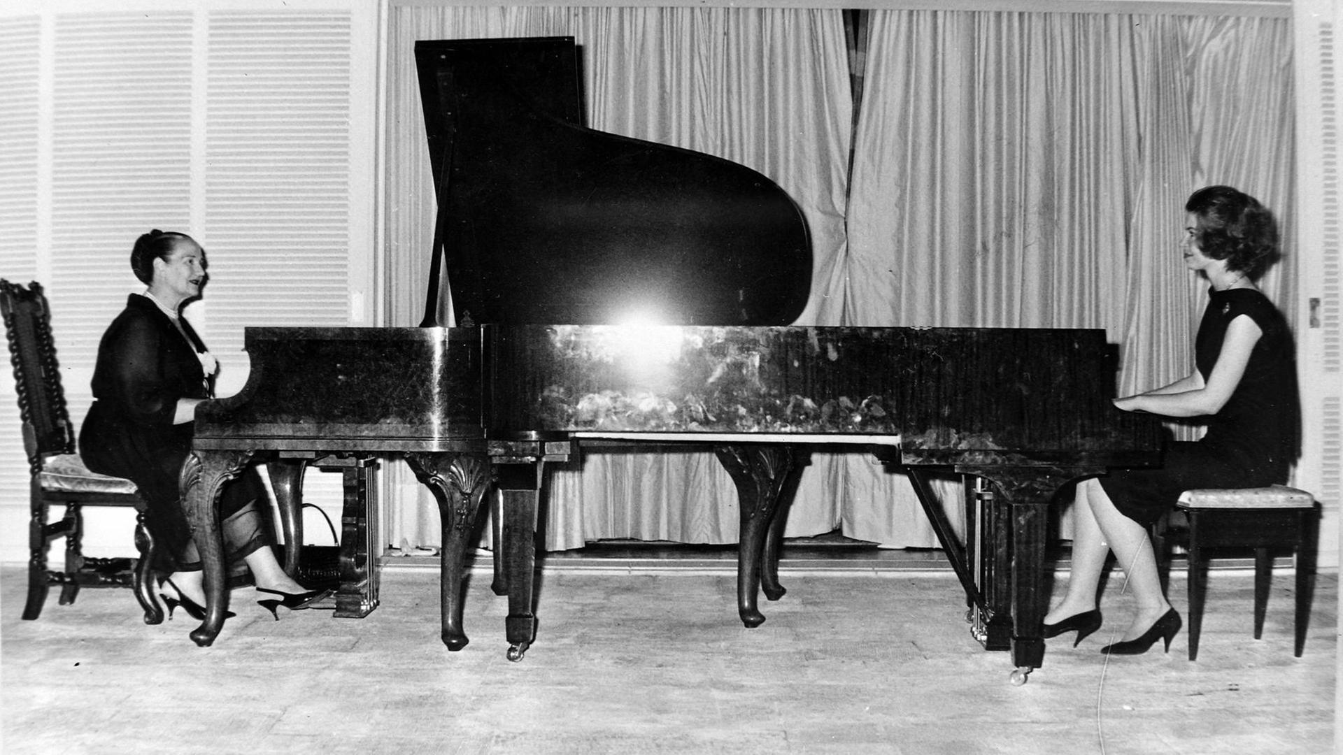 GINA BACHAUER WITH PRINCESS IRENE AT PIANO RECITAL IN ATHENS / ; 23 JULY 1964, Copyright: Topfoto PUBLICATIONxINxGERxSUIxAUTxONLY UnitedArchivesIPU481247