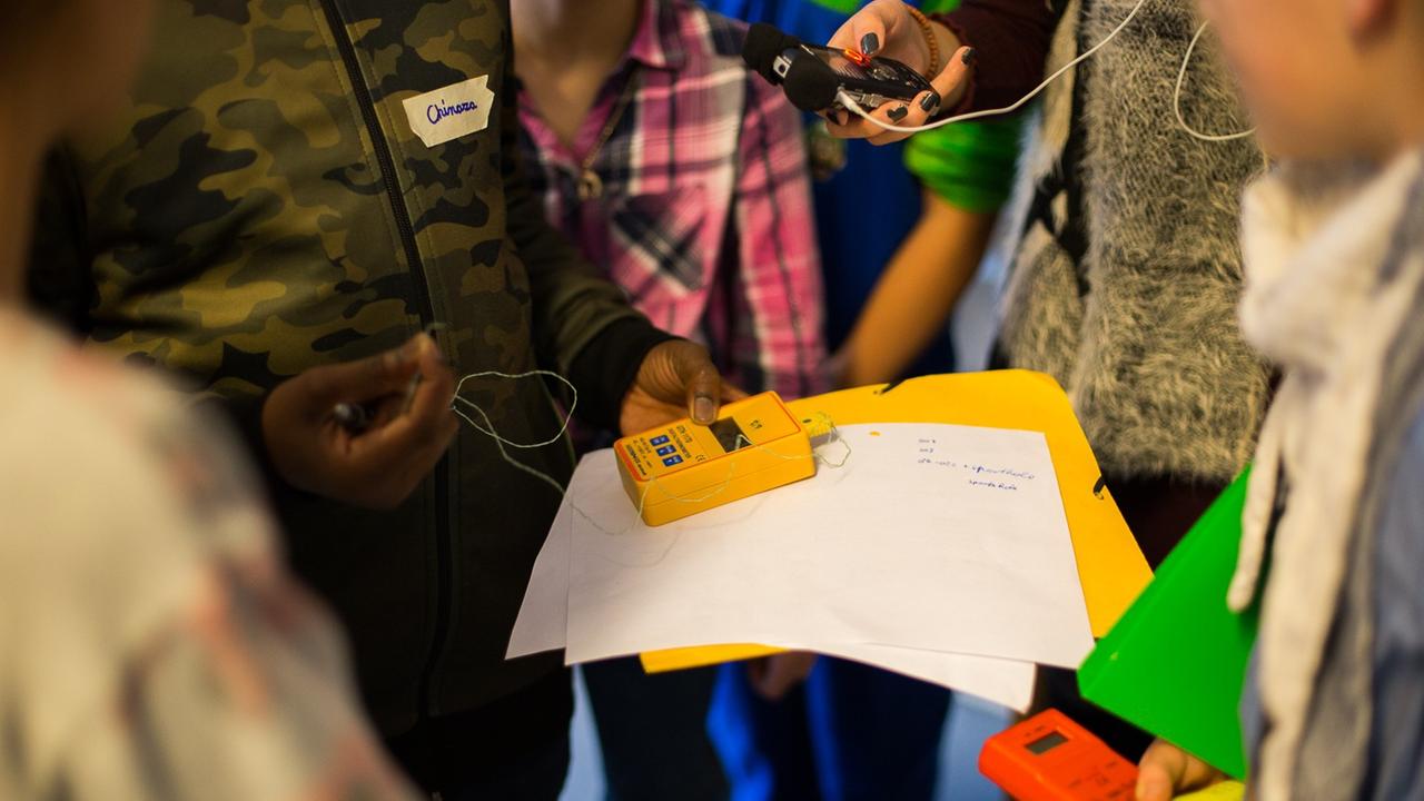 Schüler*inn der Quentin-Blake-Schule in Berlin beim Projekt Klimaschule.