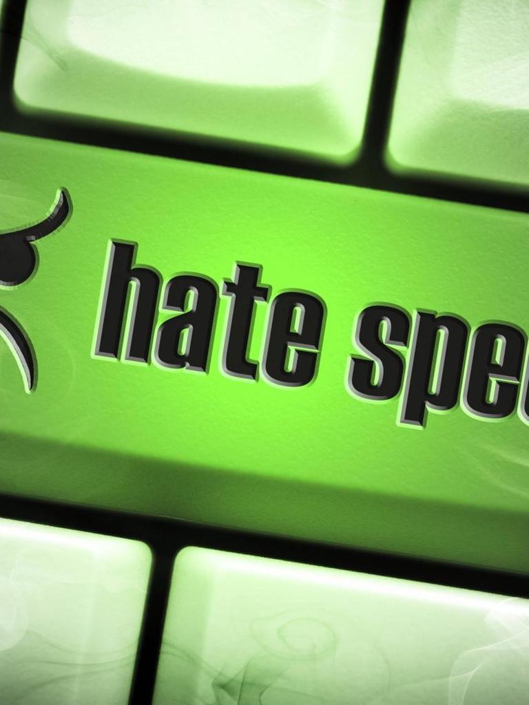 Computertaste mit der Aufschrift Hate speech, Hassreden in sozialen Netzwerken.