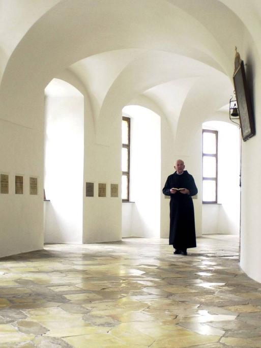 Pater Norbert Fuhrmann im Klostergang der Benediktinerabtei Ettal im Jahr 2002