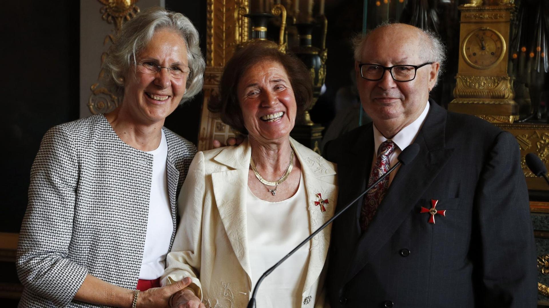 Die deutsche Botschafterin in Paris, Susanne-Wasum-Rainer, verleiht das Bundes-Verdienst-Kreuz an Beate und Serge Klarsfeld 
