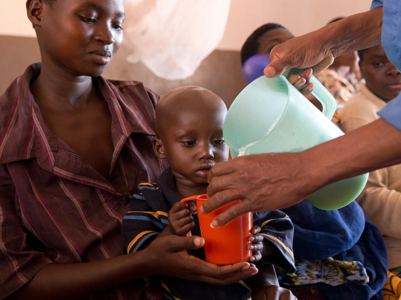 In einem Krankenhaus in der Stadt Ngozi im Norden von Burundi werden unterernaehrte Kinder mit einer speziellen therapeutischen Milch versorgt, aufgenommen am 24.09.2013.