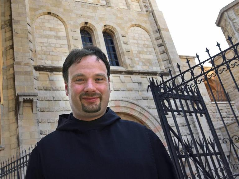 Der deutsche Pater Nikodemus Schnabel steht vor der Dormitio-Abtei in Jerusalem.