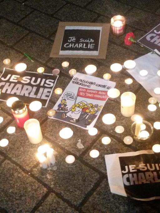 Trauer vor französischer Botschaft in Berlin - Solidarität mit "Charlie Hebdo" nach dem Anschlag auf das Satiremagazin