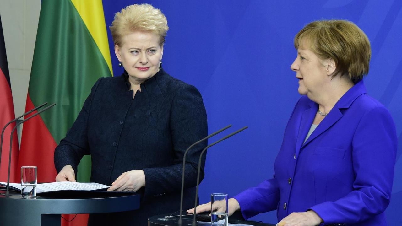 Die litauische Präsidentin Dalia Grybauskaite und die deutsche Kanzlerin Angela Merkel bei einem Treffen in Berlin am 20. April 2016 (Photo by TOBIAS SCHWARZ / AFP)