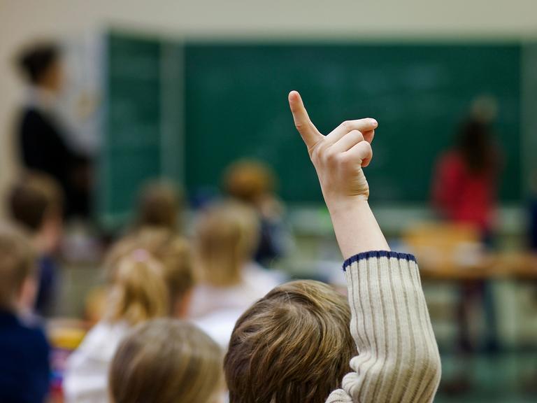 Ein Schüler einer dritten Klasse der Evangelischen Grundschule in Frankfurt (Oder) meldet sich beim Deutschunterricht, aufgenommen am 14.01.2009.