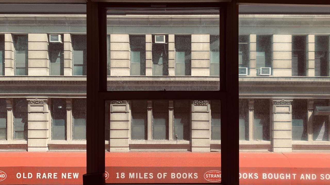 Blick auf leere Schaufenster in Manhattan