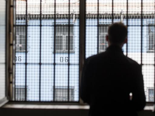 Mann in der Zelle einer Justizvollzugsanstalt (JVA)