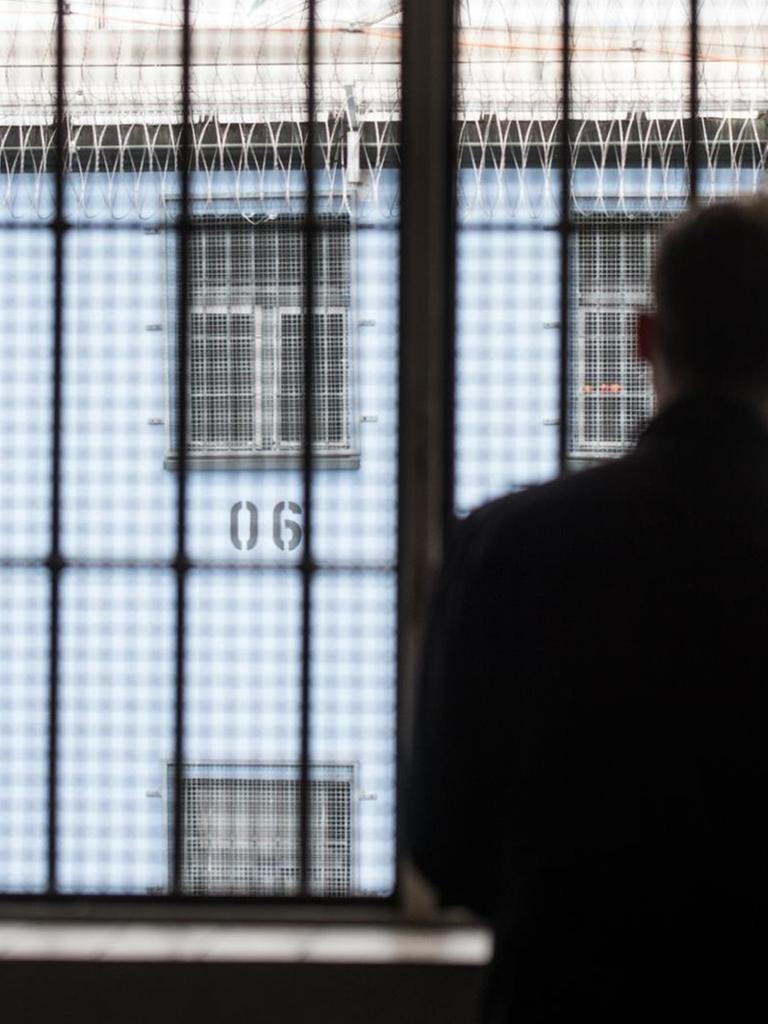 Mann in der Zelle einer Justizvollzugsanstalt (JVA)