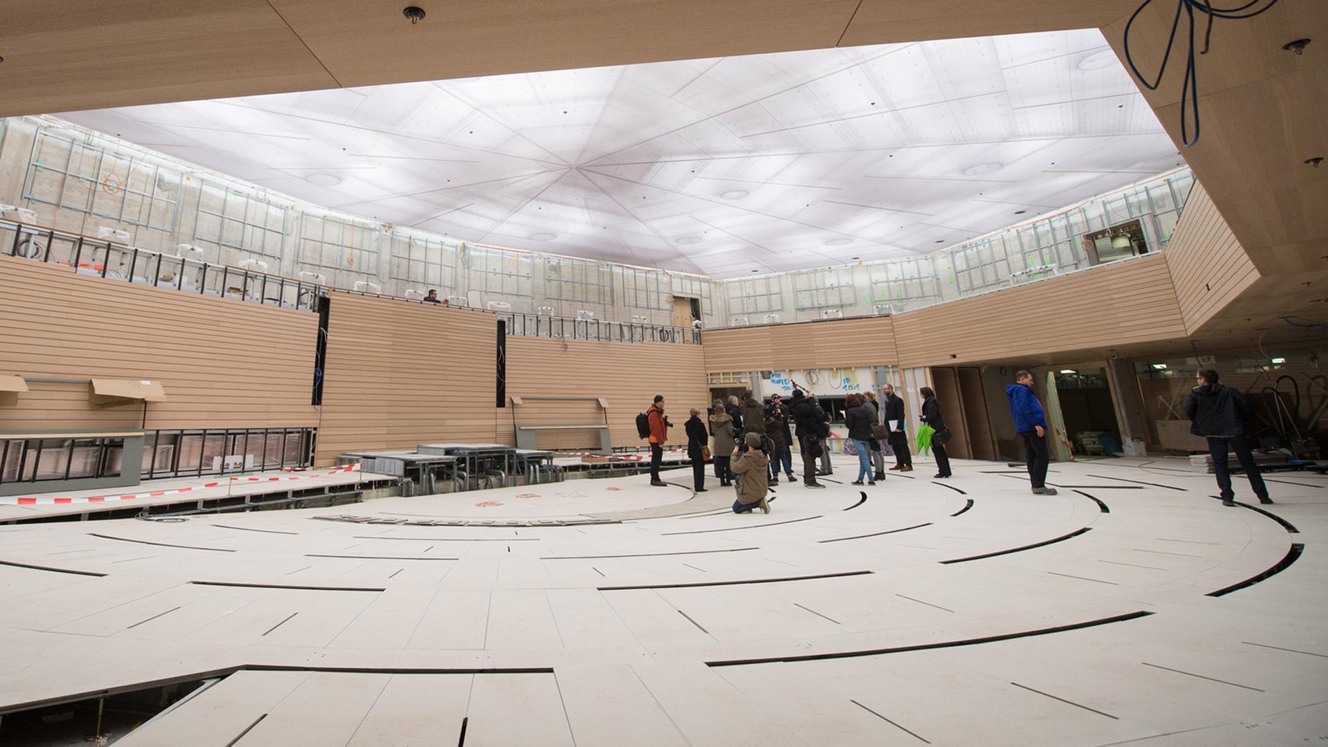 Übersicht des Plenarsaals am 21. Dezember 2015 während einer Baustellenbesichtigung im Landtag in Stuttgart