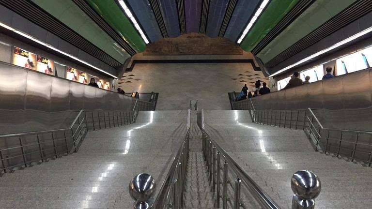 In der Metrostation Tajrish in Teheran geht es mit langen Rolltreppen oder über Treppen mit Marmorfliesen tief nach unten zu den Gleisen. 