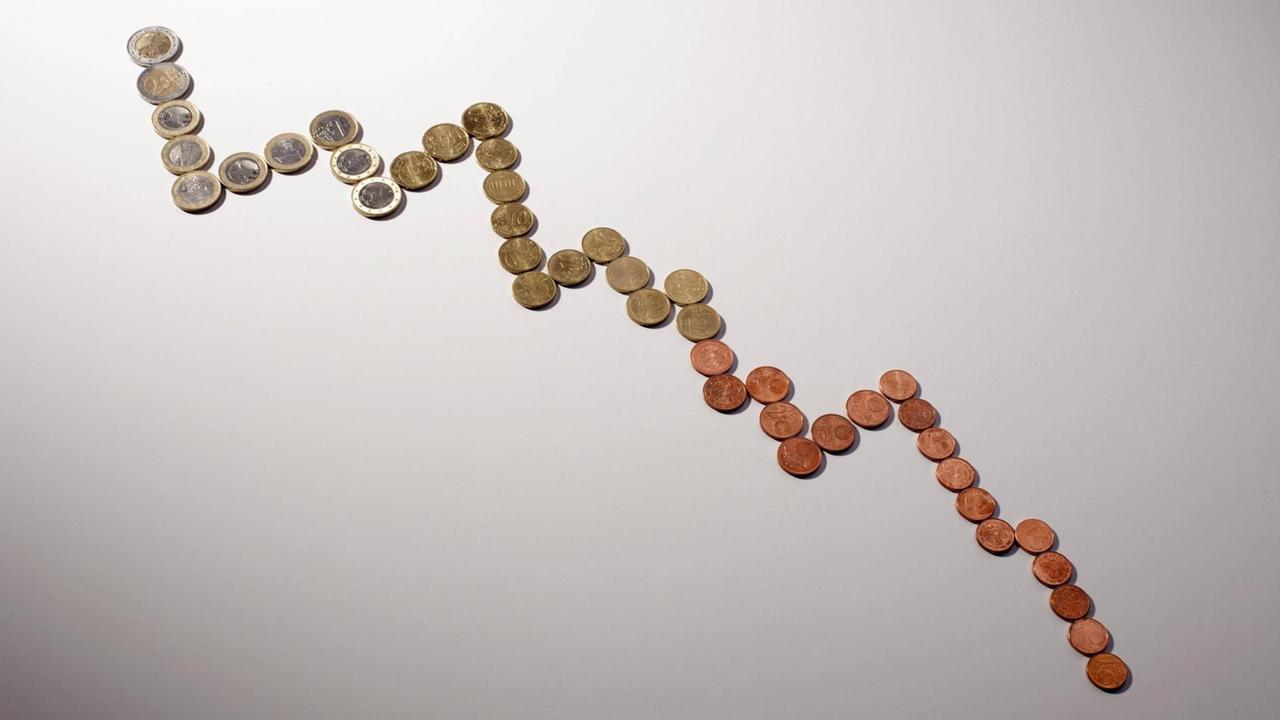 Euro-Münzen, die in einer absteigenden Linie angeordnet sind.