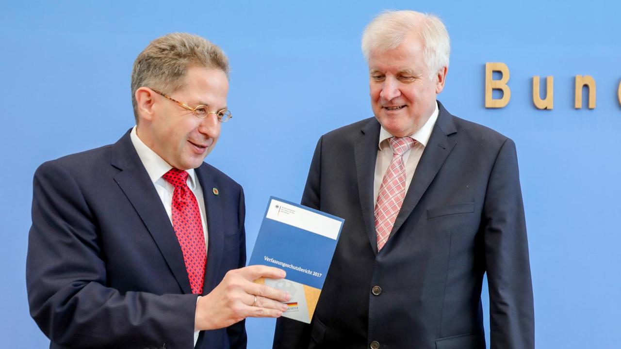 Das Foto zeigt Bundesinnenminister Seehofer und Hans-Georg Maaßen, den Präsidenten des Bundesamtes für Verfassungsschutz, bei der Vorstellung des Verfassungsschutzberichtes 2017.
