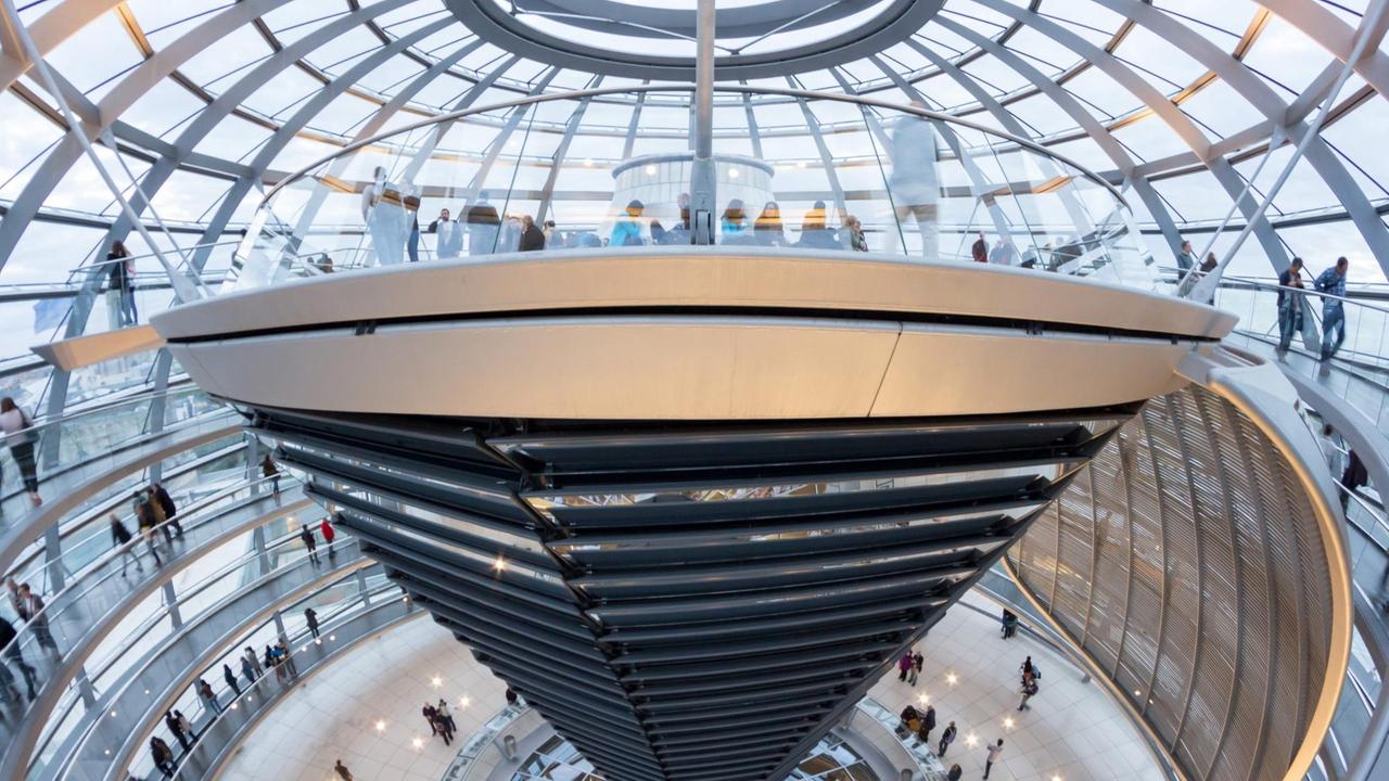 Innenansicht der Kuppel des Reichstagsgebäudes in Berlin