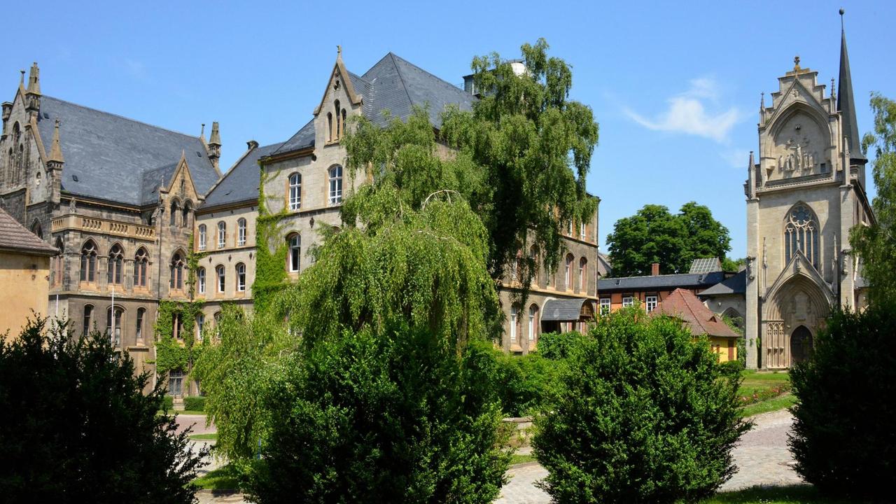 Schulhaus und Westfassade der Klosterkirche.