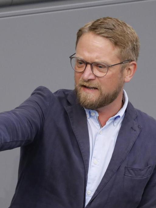 Jan Korte, Die Linke, am Rednerpult im Deutschen Bundestag.