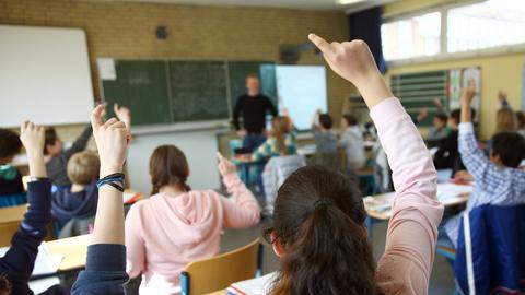 Schüler der Klasse 7c der Heinrich-Hertz-Stadtteilschule in Hamburg nehmen am 24.03.2014 am Unterricht im Fach Mathematik teil.