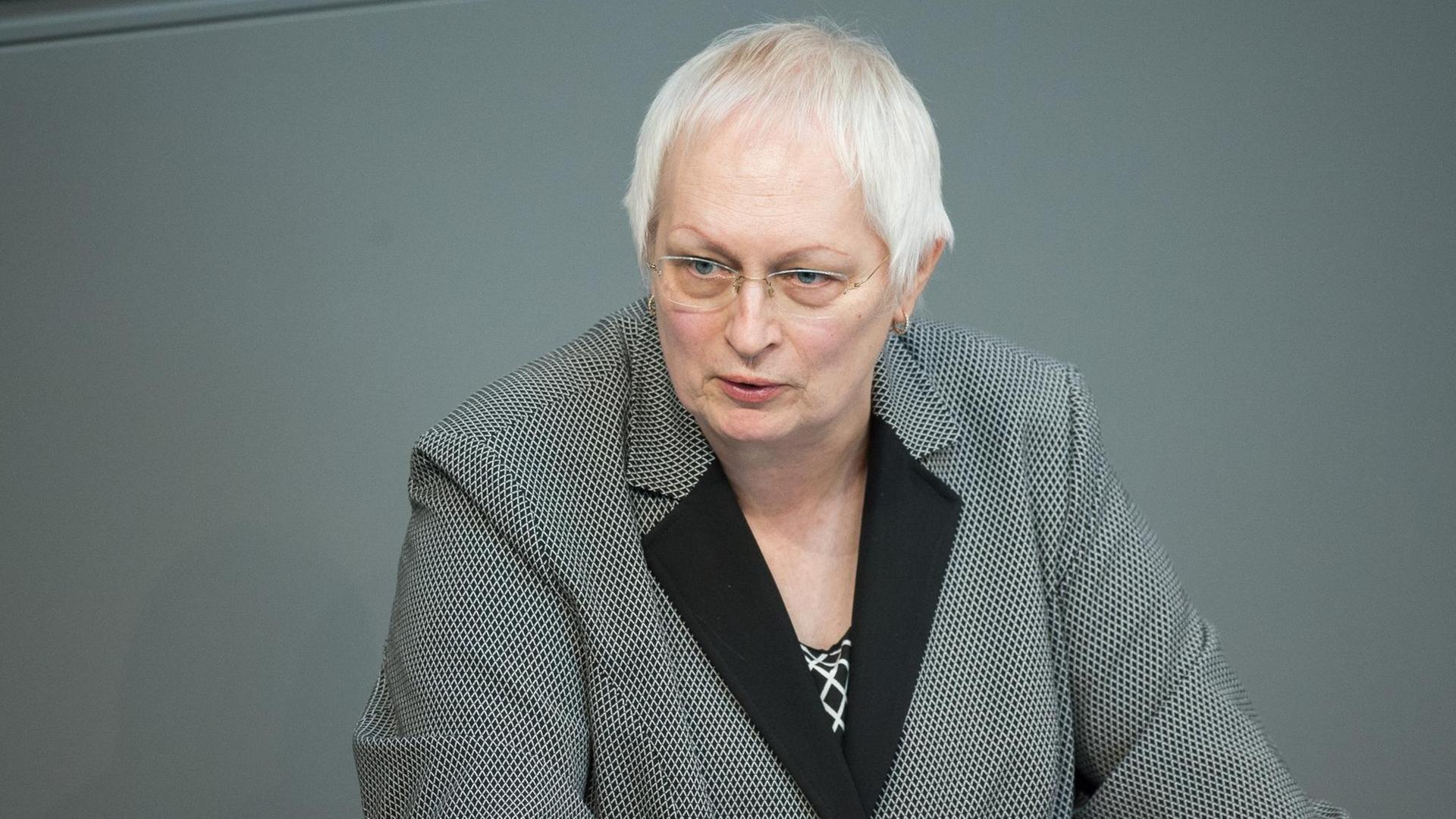 Valerie Wilms (Bündnis 90/Die Grünen) spricht am 27.03.2015 während einer Bundestagssitzung im Reichstag in Berlin