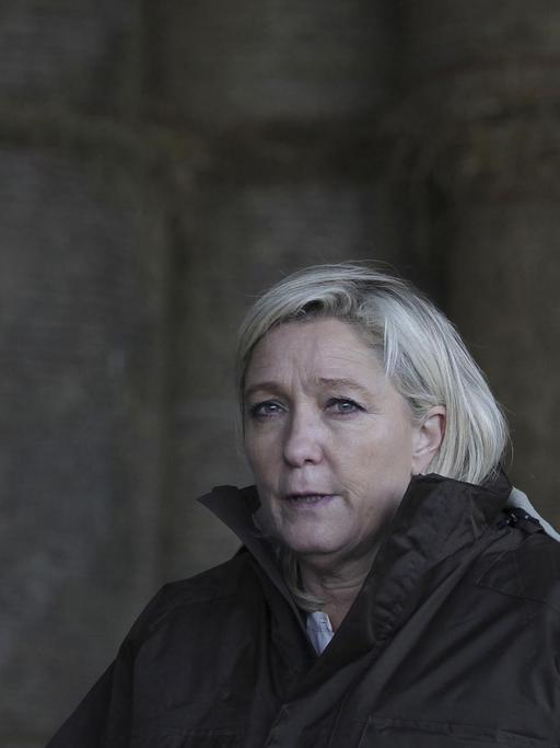 Die Vorsitzende des rechtsextremen Front National, Marine Le Pen, beim Wahlkampf auf einem Bauernhof im Département Manche