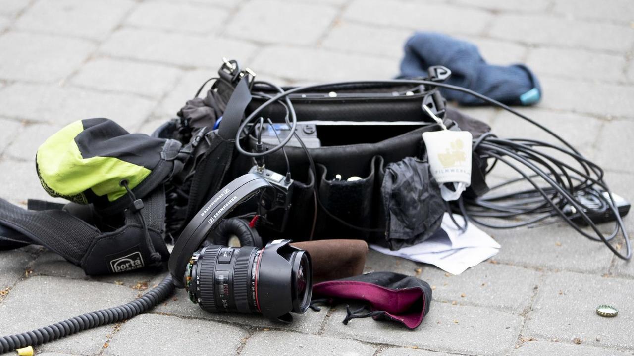 Ausrüstung eines Kamerateams liegt nach einem Übergriff in Berlin auf dem Boden. Laut Polizei wurden sieben Personen des Kamerateams von einer mehrköpfigen Personengruppe angegriffen, fünf wurden verletzt und vier von der Feuerwehr in ein Krankenhaus gebracht.