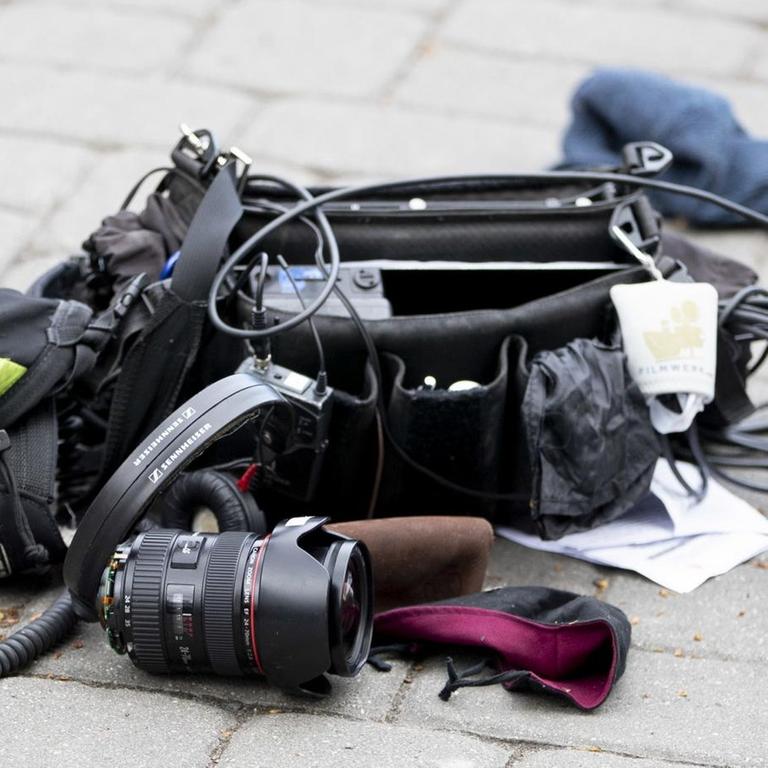 Ausrüstung eines Kamerateams liegt nach einem Übergriff in Berlin auf dem Boden. Laut Polizei wurden sieben Personen des Kamerateams von einer mehrköpfigen Personengruppe angegriffen, fünf wurden verletzt und vier von der Feuerwehr in ein Krankenhaus gebracht.