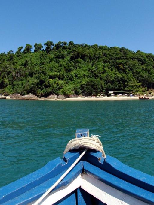 Ein Fischer fährt mit seinem Boot nahe der ehemaligen brasilianischen Kolonialstadt Paraty im Bundesstaat Rio de Janeiro auf eine von über 60 vorgelagerten Inseln, die mit dem bedrohten Atlantischen Regenwald (Mata Atlântica) bewachsen ist.