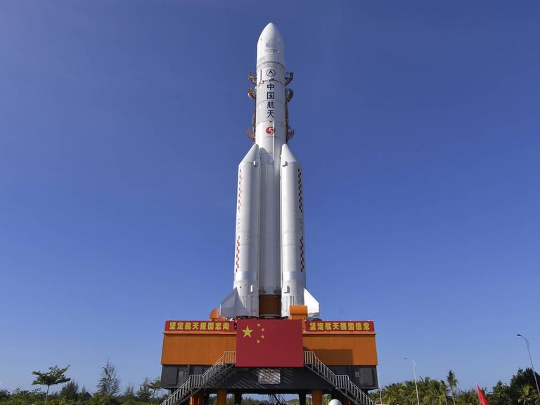 Die Trägerrakete Langer-Marsch-5 steht bereit zum Start im Wenchang Space Launch Center in Südchina.