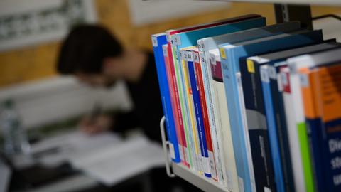 Ein Student lernt am 06.12.2017 in Stuttgart (Baden-Württemberg) in der Bibliothek der Universität Hohenheim.