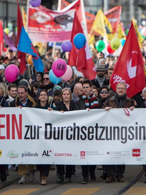"Wir sagen Nein zur Duchsetzungsinitiaitve" - Protestzug in Zürch gegen den Volksentscheid der Schweizerischen Volkspartei; Aufnahme vom 6. Februar 2016
