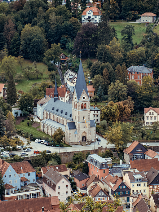 Blick auf eine Kleinstadt mit Kirche im Tal.