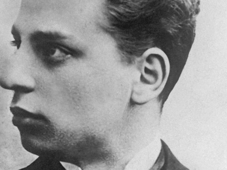 Der österreichische Lyriker Rainer Maria Rilke, einer der einflußreichsten deutschsprachigen Literaten der ersten Hälfte des 20. Jahrhunderts, in einer zeitgenössischen Aufnahme.