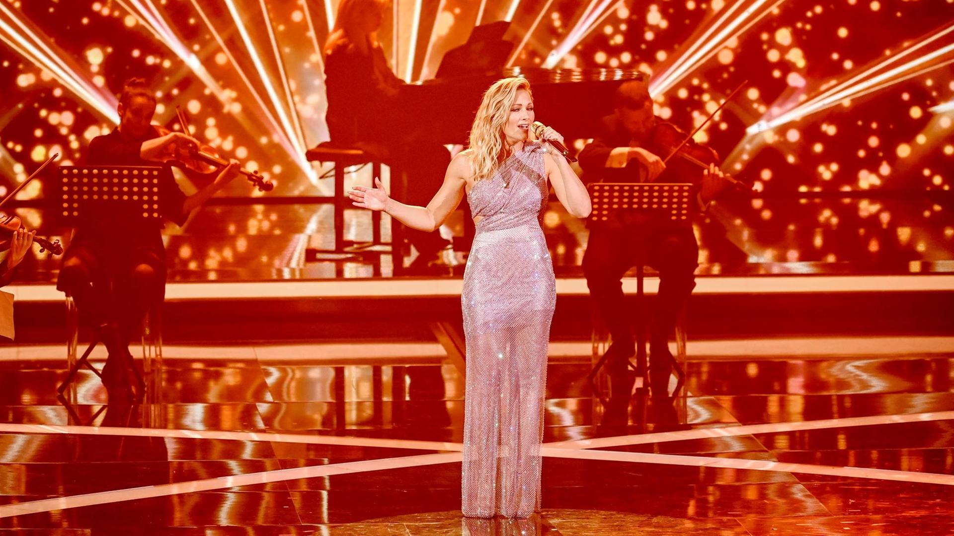 Sängerin Helene Fischer steht einer TV-Spendengala auf der Bühne.