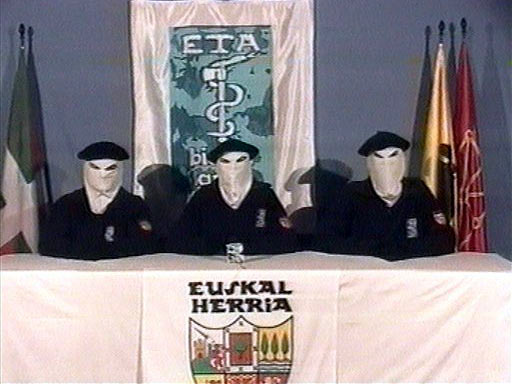 Die baskische Terror-Organisation ETA bietet per Video einen unbefristeten Waffenstillstand an.