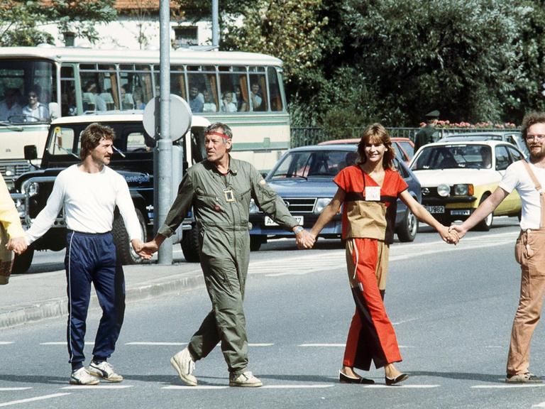 Eine Menschenkette vor der US-amerikanische Bismarck-Kaserne. Die Herbstaktionen der bundesdeutschen Friedensbewegung gegen die Nachrüstung haben 1983 ihren ersten Höhepunkt erreicht.