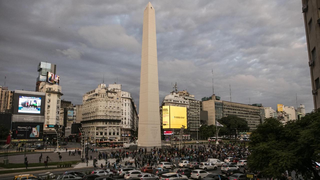 Blick auf eine Demonstration zu Füßen des Obelisken in Buenos Aires.