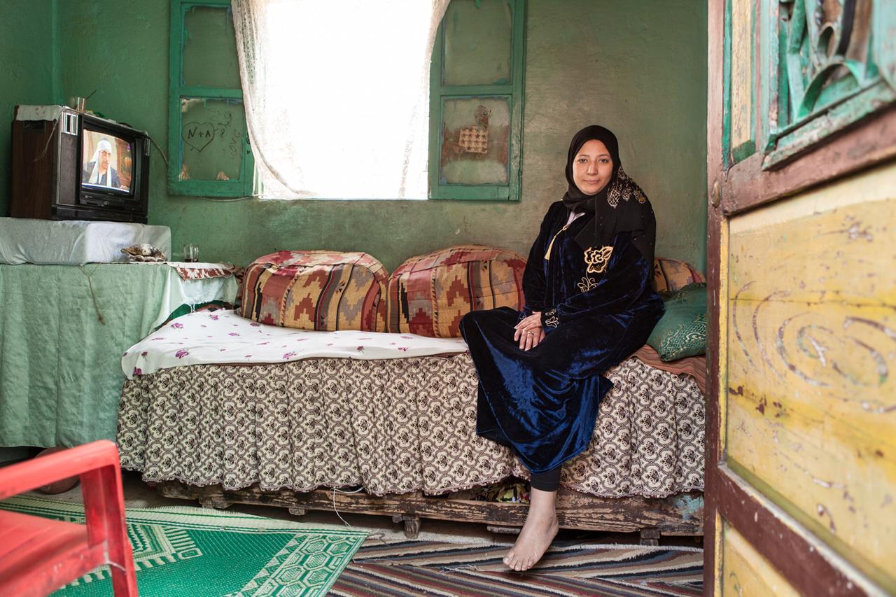 Samah Hametou Abdel Azim in ihrem Wohnzimmer, Kairo, 2014. In: SAYEDA, Nimbus. Kunst und Bücher, 2017