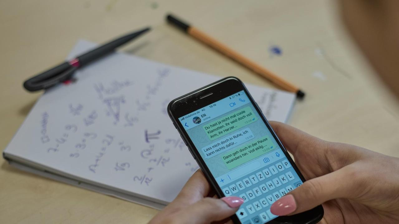 Mobiles - Digitales Mobbing. Symbolaufnahme am 16.01.2018 in Düsseldorf Mobiltelefon mit WhatsApp - Gesprächsverlauf zum Thema Schülermobbing. Symbolfoto. Foto: Revierfoto Foto: Revierfoto/Revierfoto/dpa | Verwendung weltweit