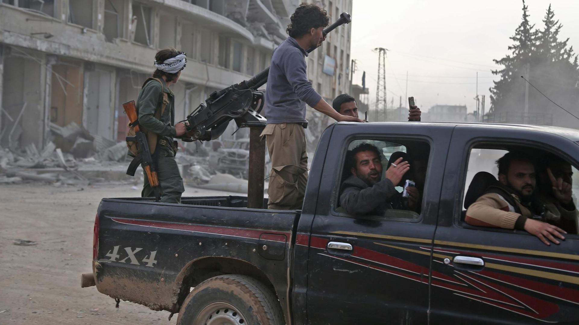 Syrisch-arabische Kämpfer in einem Fahrzeug nach Einnahme der syrischen Stadt Afrin am 18.März 2018. Nach einer von Ankara geführten zweimonatigen Offensive haben protürkische Rebellen die Stadt von der kurdischen Volksverteidigungseinheit YPG übernommen.