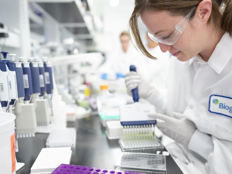 Eine Forscherin arbeitet im Labor des Pharmaherstellers Biogen in Cambridge, Massachusetts. Die Firma hat die Zulassung für ein Alzheimer-Medikament bekommen