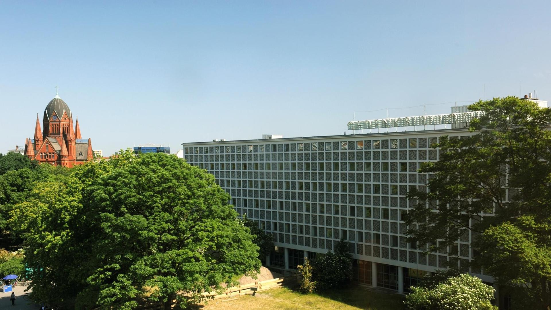 Stadtansicht von Berlin Kreuzberg mit Amerika-Gedenkbibliothek rechts und der Heilig-Kreuz-Kirche links im Bild.