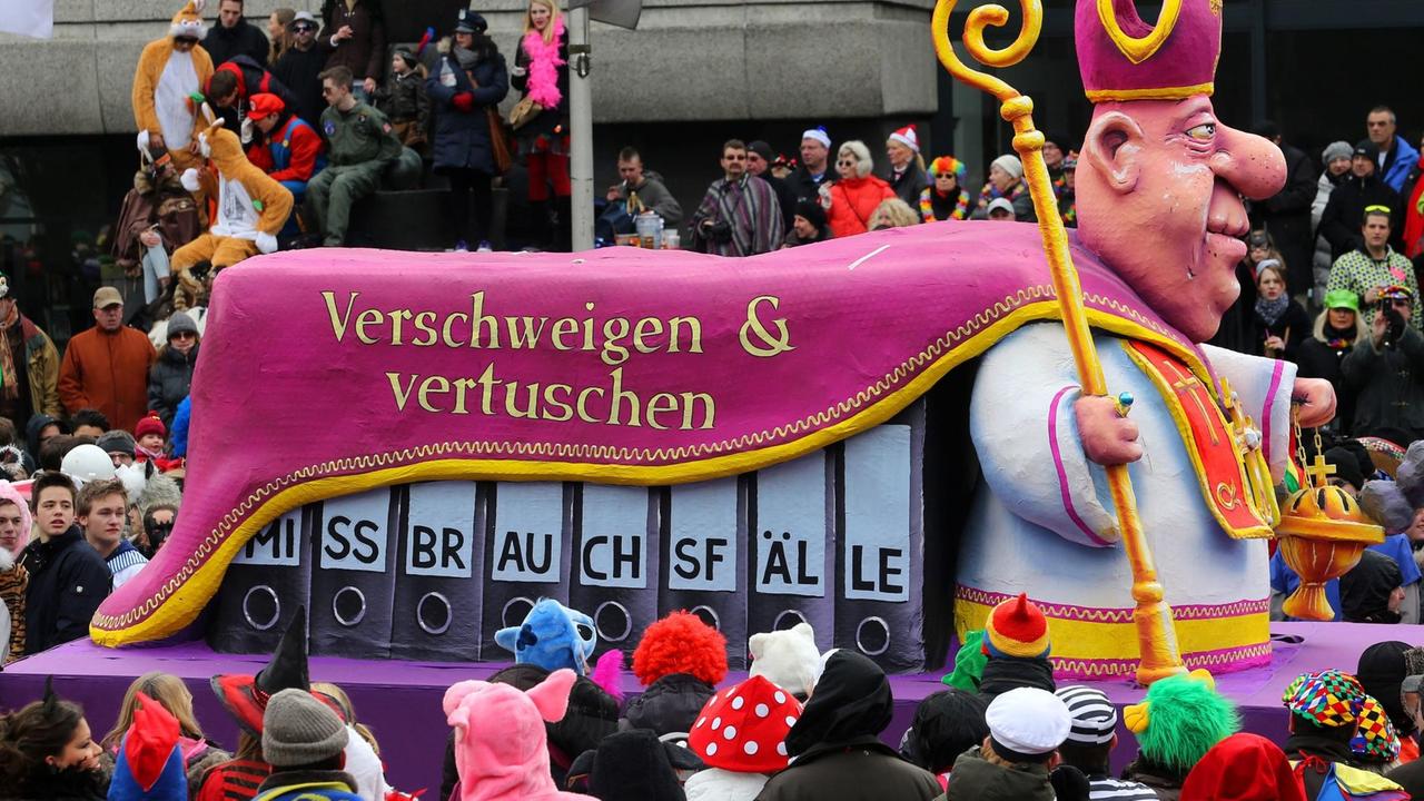 Ein Karnevalswagen zum Thema Missbrauch in der Kirche fährt am 11.02.2013 beim Rosenmontagszug durch Düsseldorf.