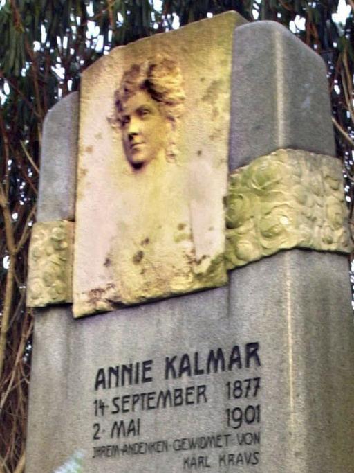 Der Grabstein der 1901 an Schwindsucht gestorbenen Schauspielerin Annie Kalmar steht auf dem weltweit größten Friedhof in Hamburg-Ohlsdorf.