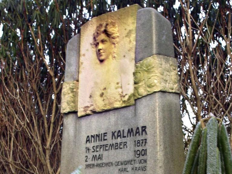 Der Grabstein der 1901 an Schwindsucht gestorbenen Schauspielerin Annie Kalmar steht auf dem weltweit größten Friedhof in Hamburg-Ohlsdorf.