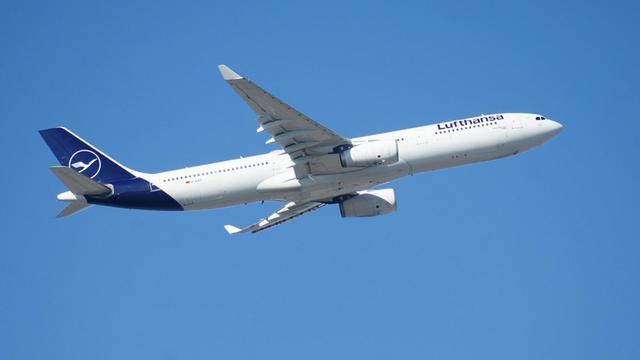 Ein Flugzeug von der Flug-Gesellschaft Luft-Hansa. Es fliegt.

