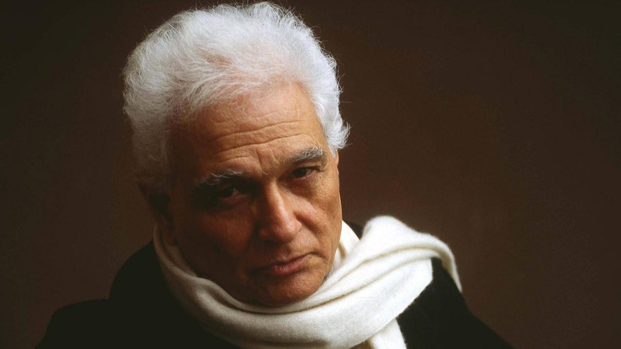Jacques Derrida blickt in Richtung des Betrachters.