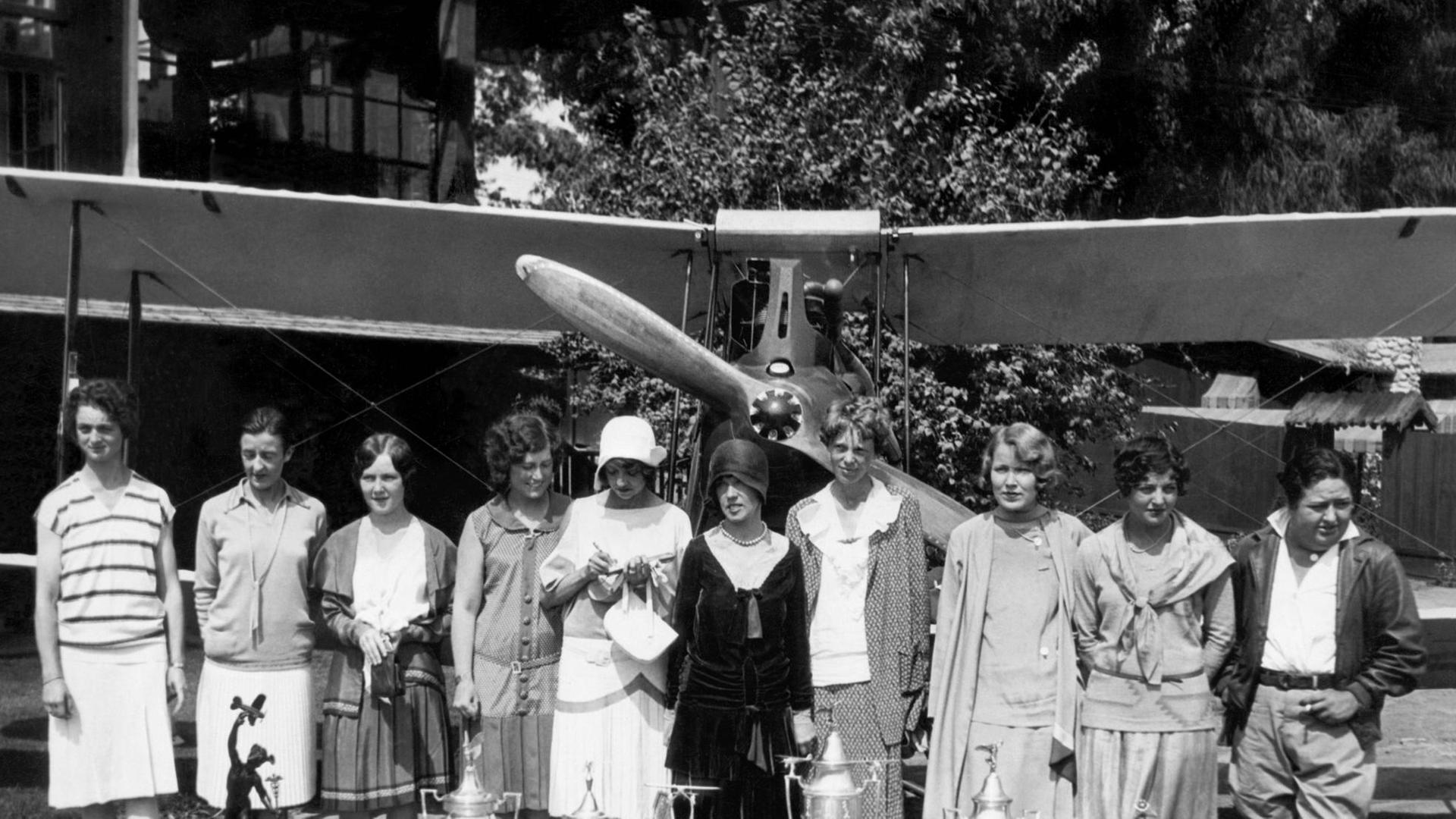 Die von Amelia Earhart mit gegründete Vereinigung von Pilotinnen "Ninety-Nines" 1929 in Los Angeles.